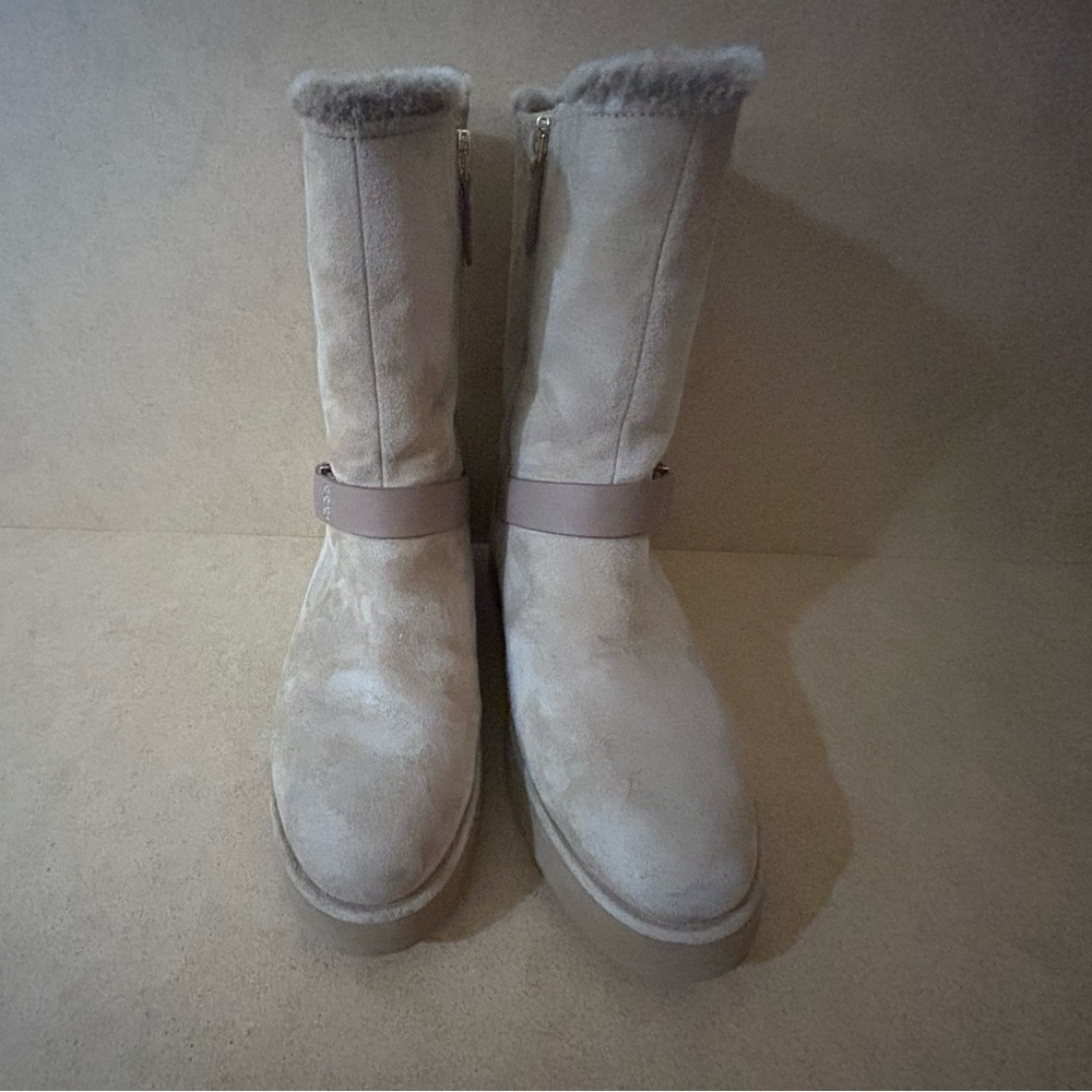 I am selling a pair of beautiful UGGs that are in great shape and there a size 7